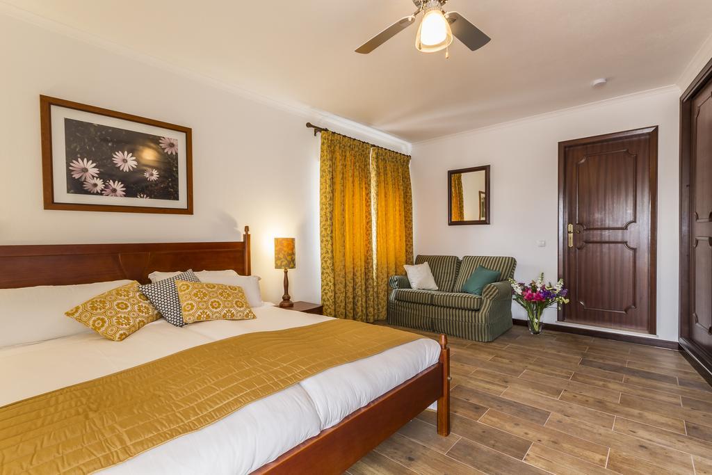 Holiday Lagos Hotel Room photo